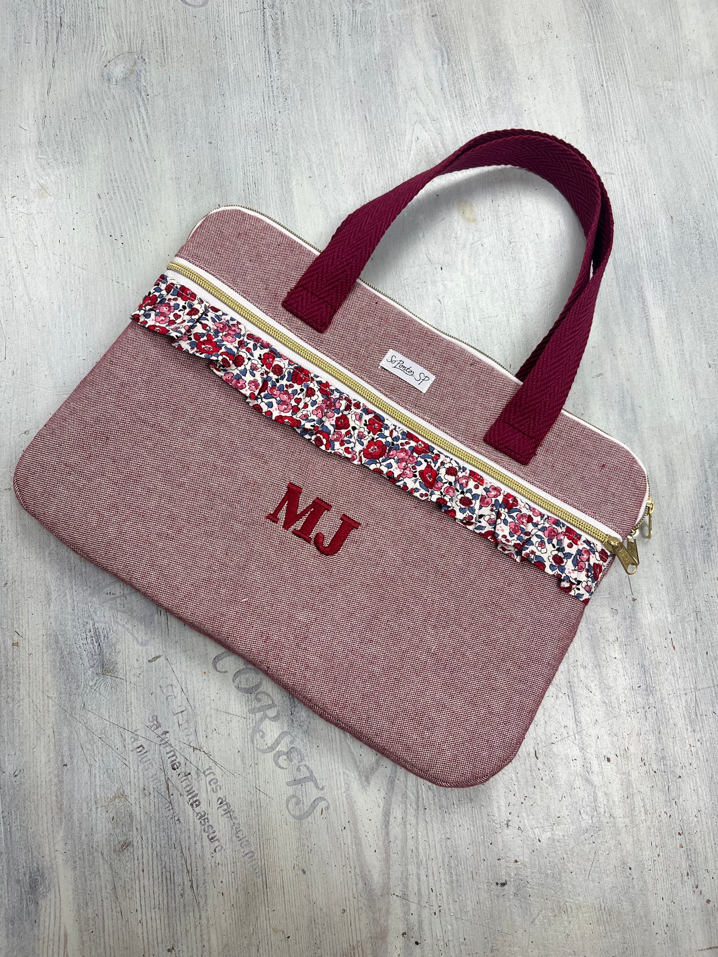 Bolsa para portátil com folhos e fecho frontal