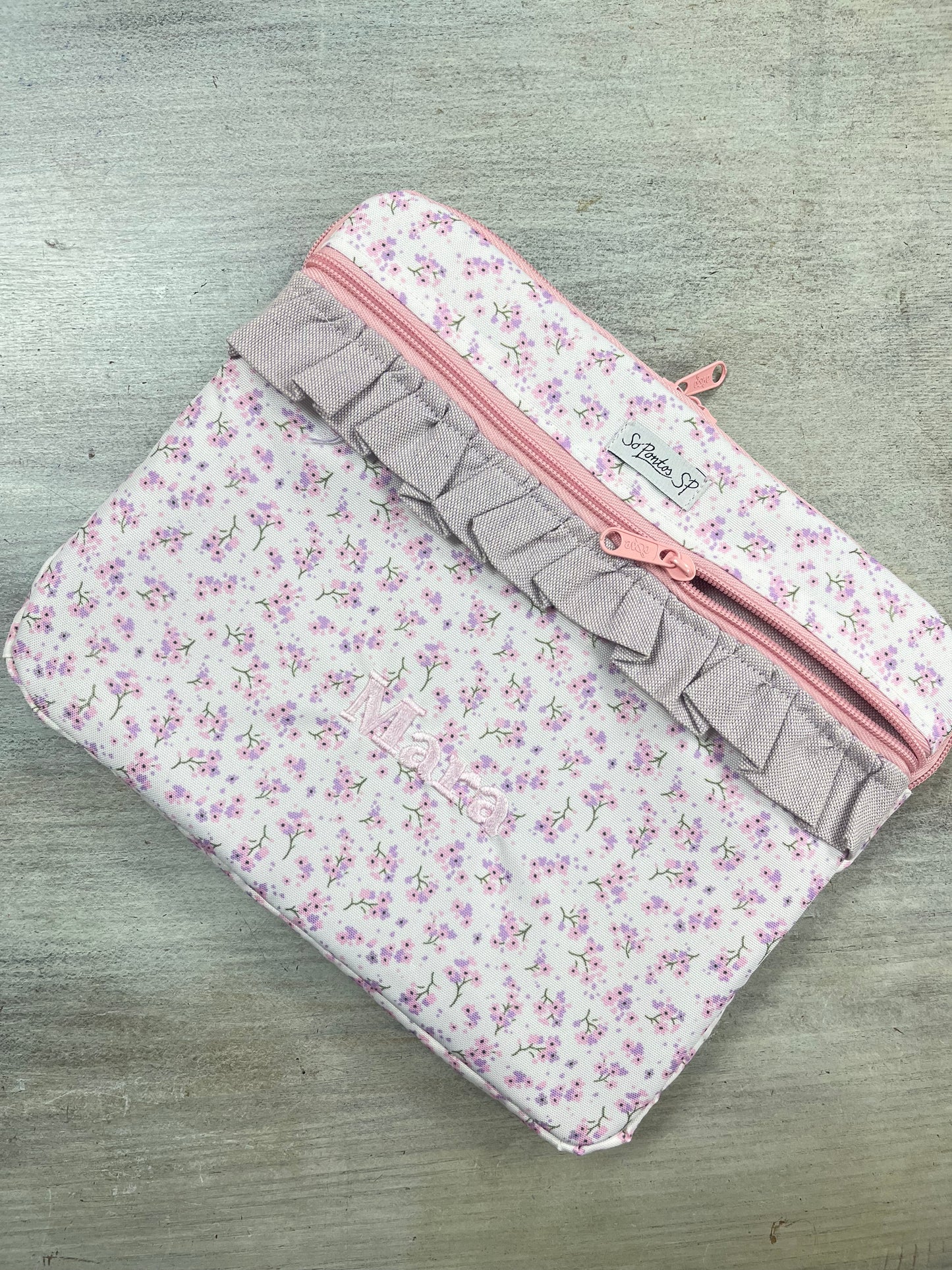 Bolsa para portátil ou tablet com folhos e fecho frontal