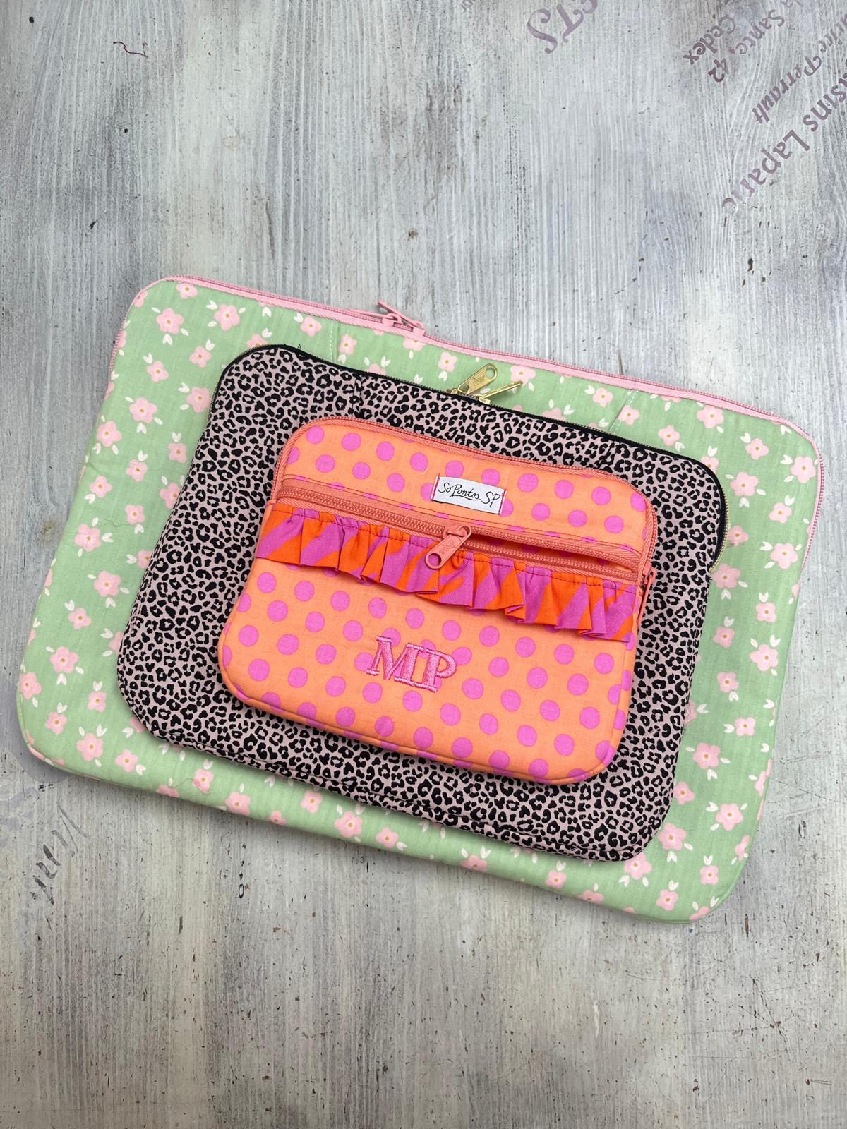 Bolsa para e-reader com folhos e fecho frontal