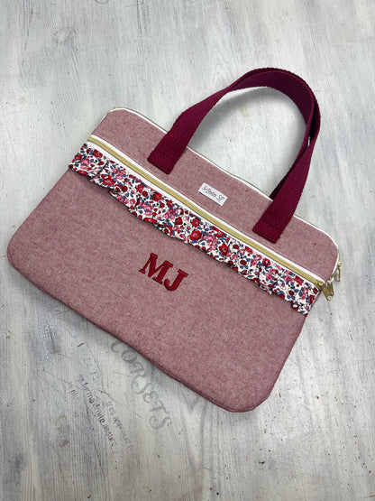 Bolsa para portátil com folhos e fecho frontal