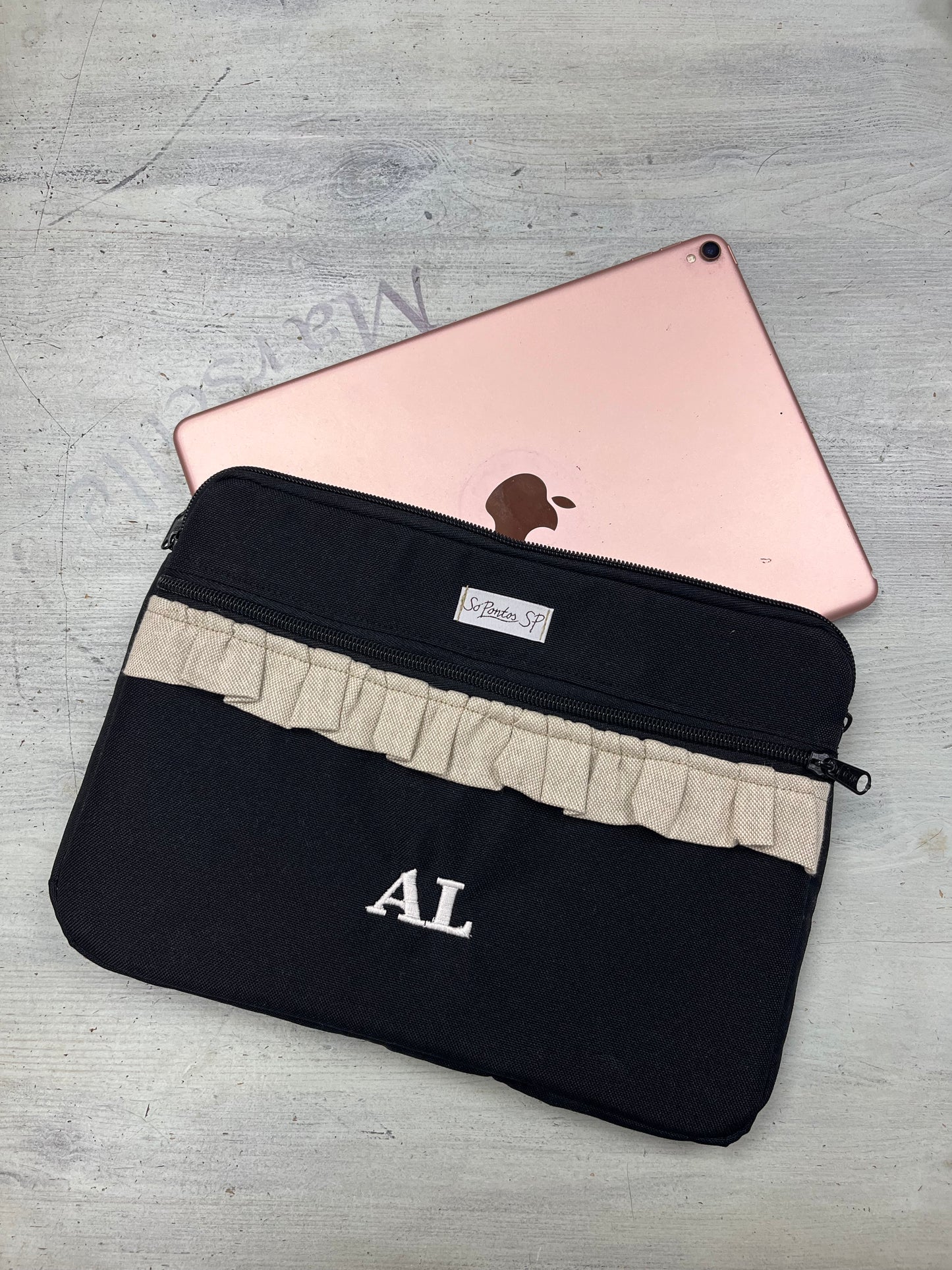 Bolsa para portátil ou tablet com folhos e fecho frontal