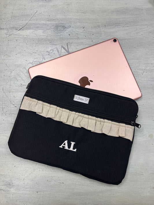 Bolsa para tablet com folhos e fecho frontal