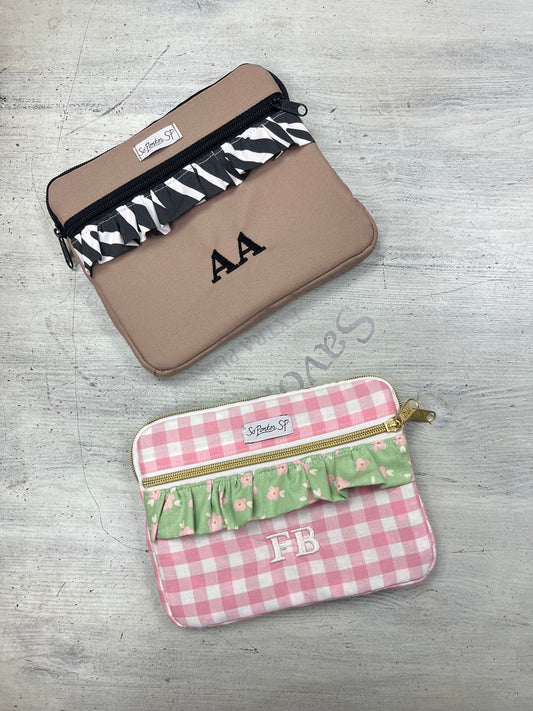 Bolsa para e-reader com folhos e fecho frontal