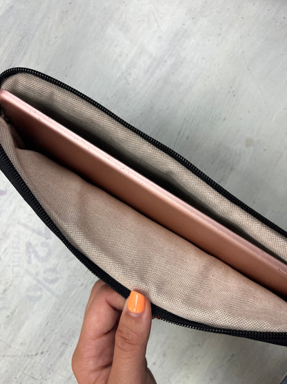 Bolsa para portátil ou tablet com folhos e fecho frontal