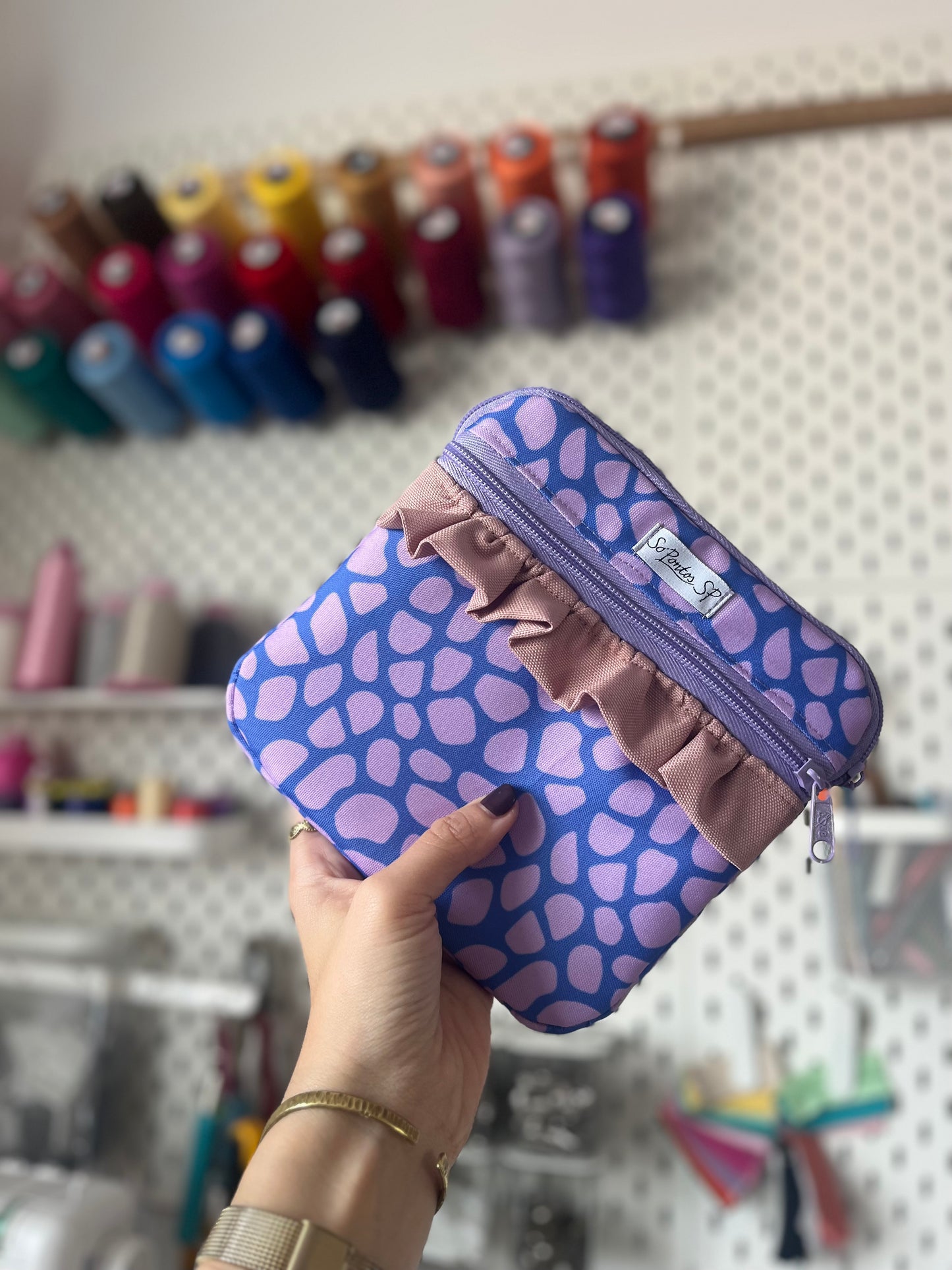 Bolsa para e-reader com folhos e fecho frontal